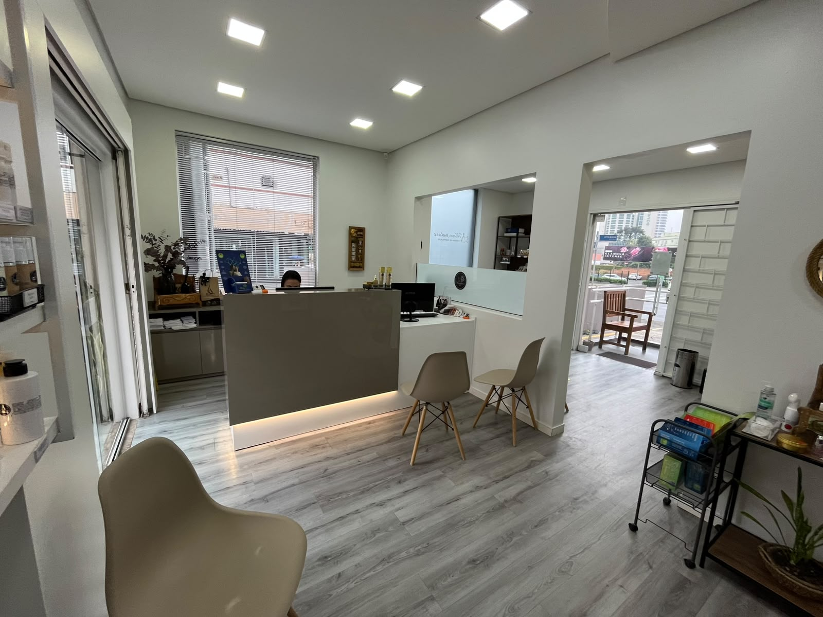Interior da farmácia Manipulare — recepção com produtos dermocosméticos